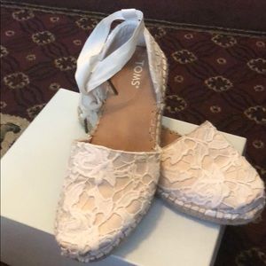 Size 8 wide toms ballerina lace up shoes